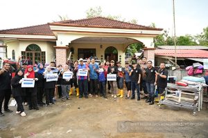 Skuad Ihsan MADANI KDN Bantu Bersihkan Rumah Mangsa Banjir3
