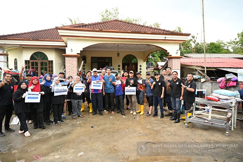 Skuad Ihsan MADANI KDN Bantu Bersihkan Rumah Mangsa Banjir3